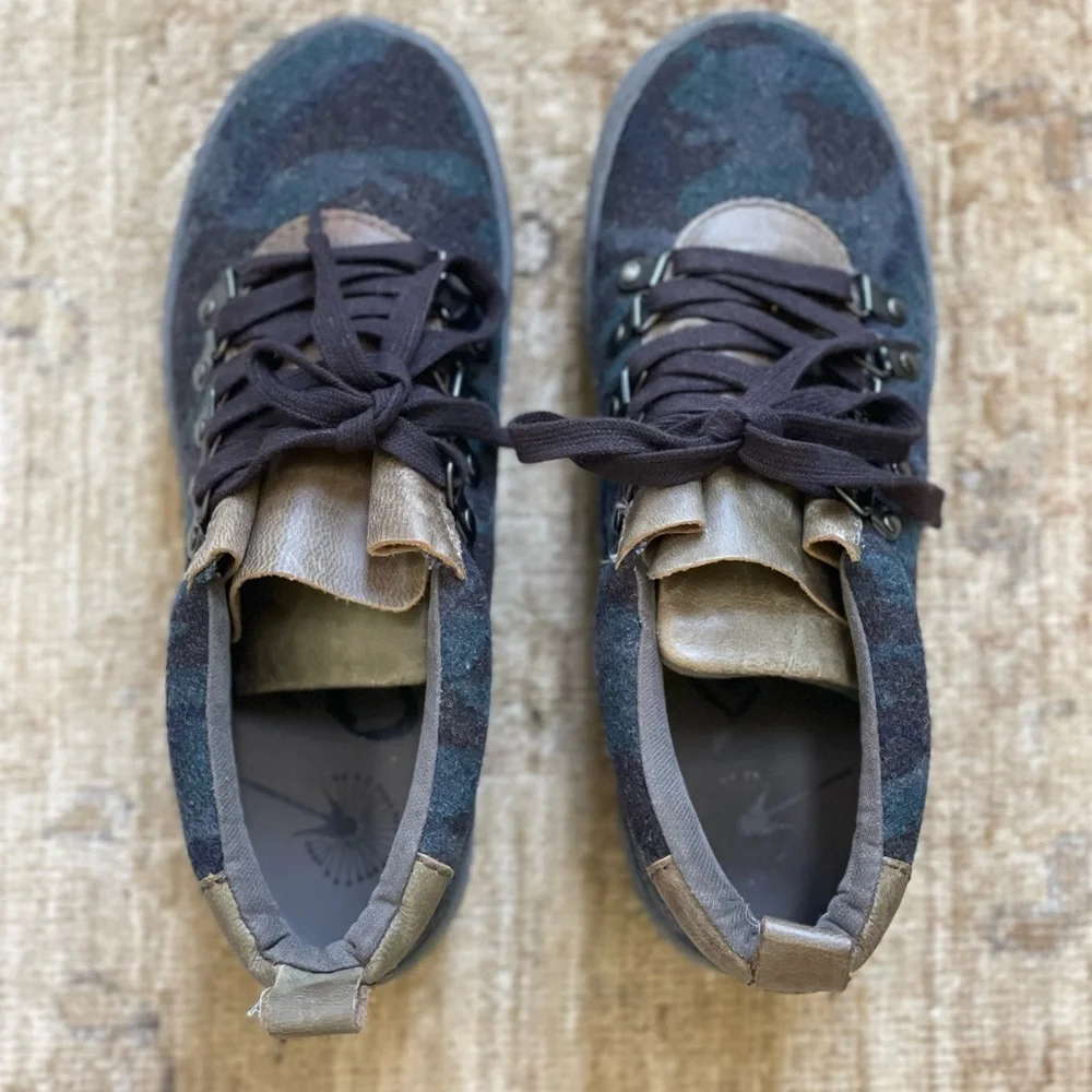 OTBT Green Lake size 7 in Blue Camo. NWOT - Picture 13 of 15